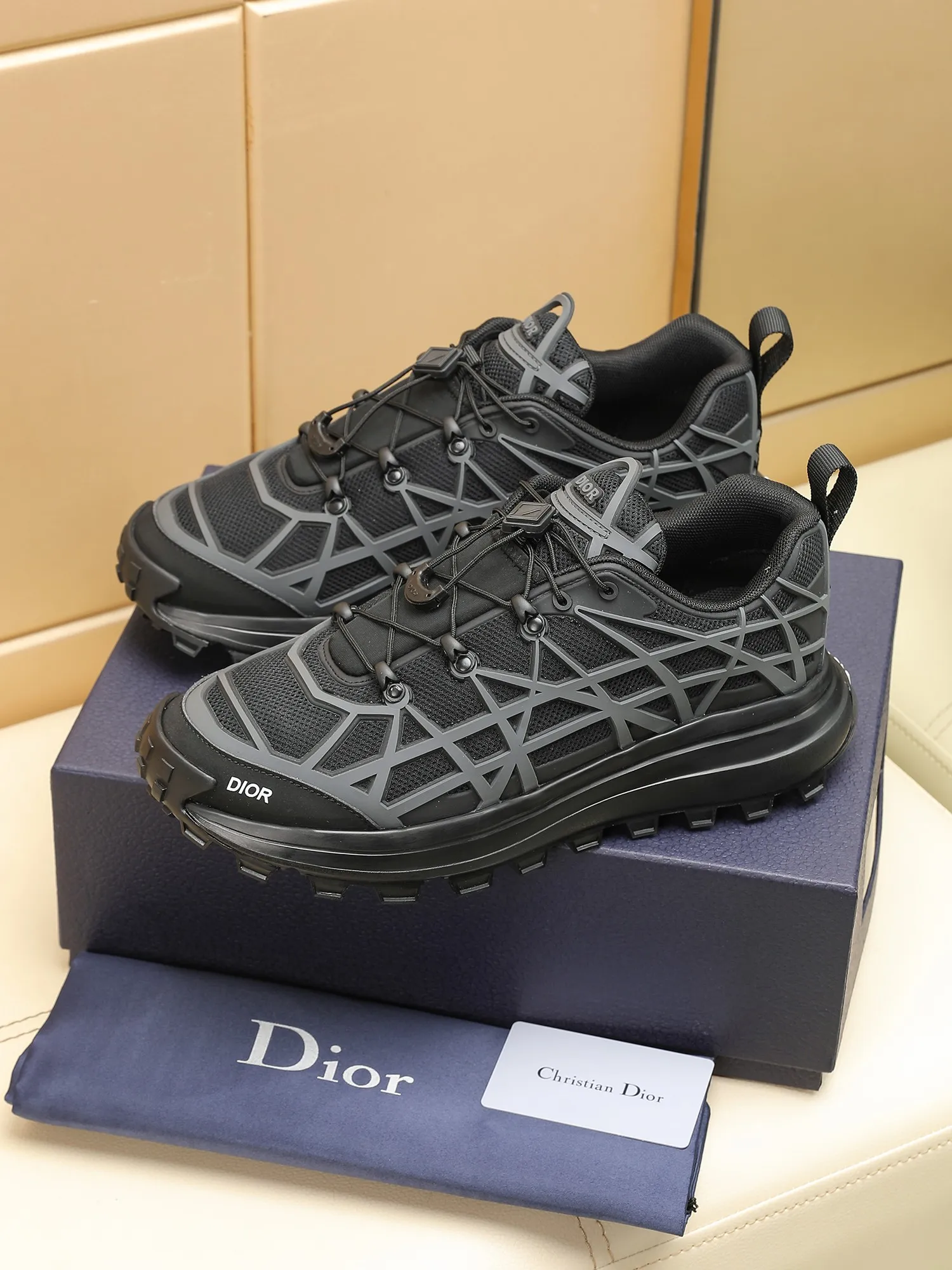 Men's Men's Shoes 💰520 [New Style] 🏍️🏍️Dior-B31 RUNNER sneakers highlight the fashionable silhouette, decorated with curved cannage pattern, reinterpreting classic patterns in a structural style, enriching Dior's 2023 summer men's wear series. Meticulously crafted using the advanced craftsmanship of hiking shoes, it blends outdoor culture with Dior heritage. Code number 38-45, multiple colors available, 38-44 (45 can be customized